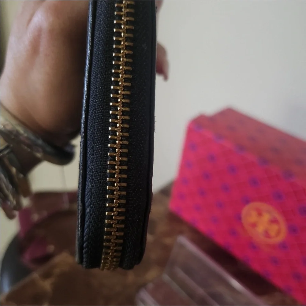 Tory Burch Black Wallet with Gold Logo comes with Dust bags only🌹